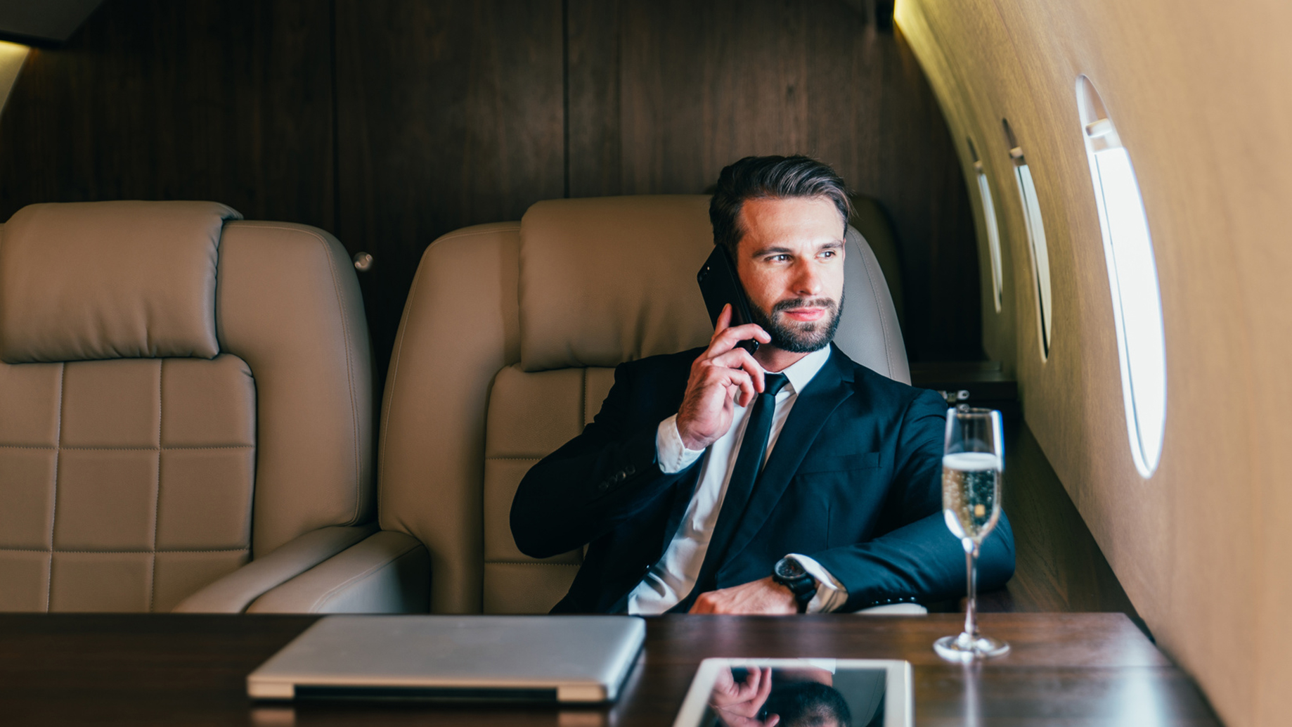 Symbolbild Sekt-Glas in der Businessclass